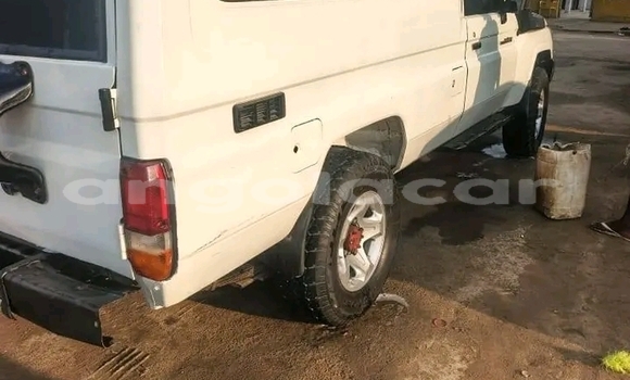 Comprar Usado Toyota Land Cruiser Branco Carro em Chinjenje em Huambo