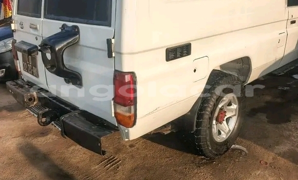 Buy Used Toyota Land Cruiser White Car in Chinjenje in Huambo Buy Used Toyota Land Cruiser White Car in Chinjenje in Huambo