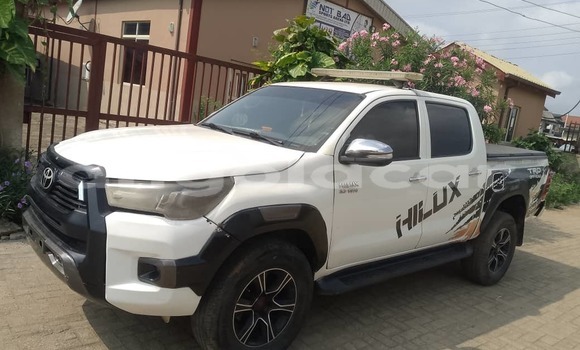 Comprar Usado Toyota Hilux Branco Carro em Luanda em Luanda Province