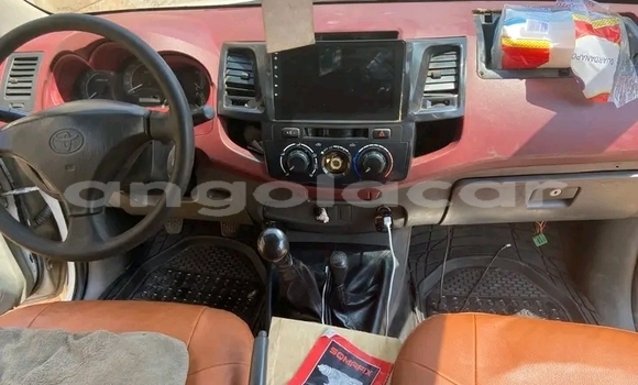 Comprar Usado Toyota Hilux Branco Carro em Kuito em Província do Bié Comprar Usado Toyota Hilux Branco Carro em Kuito em Província do Bié