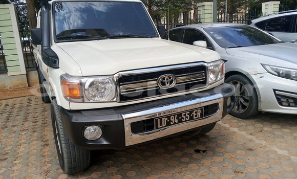 Buy Used Toyota Land Cruiser White Car in Luanda in Luanda Province Buy Used Toyota Land Cruiser White Car in Luanda in Luanda Province
