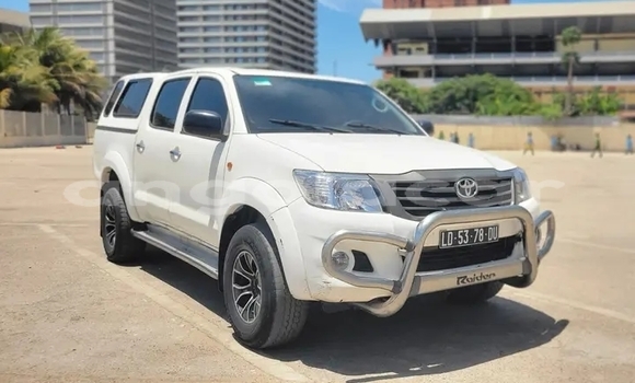 Comprar Usado Toyota Hilux Branco Carro em Chinjenje em Huambo Comprar Usado Toyota Hilux Branco Carro em Chinjenje em Huambo