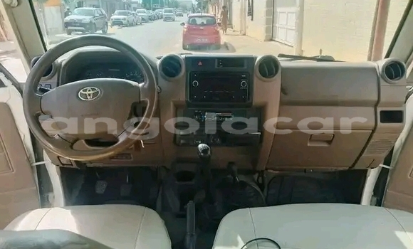 Comprar Usado Toyota Land Cruiser Branco Carro em Catabola em Bie Comprar Usado Toyota Land Cruiser Branco Carro em Catabola em Bie
