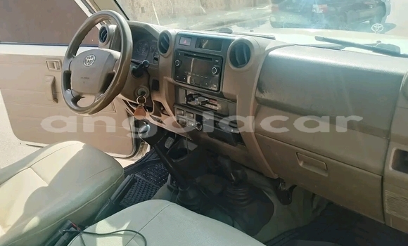 Comprar Usado Toyota Land Cruiser Branco Carro em Catabola em Bie Comprar Usado Toyota Land Cruiser Branco Carro em Catabola em Bie