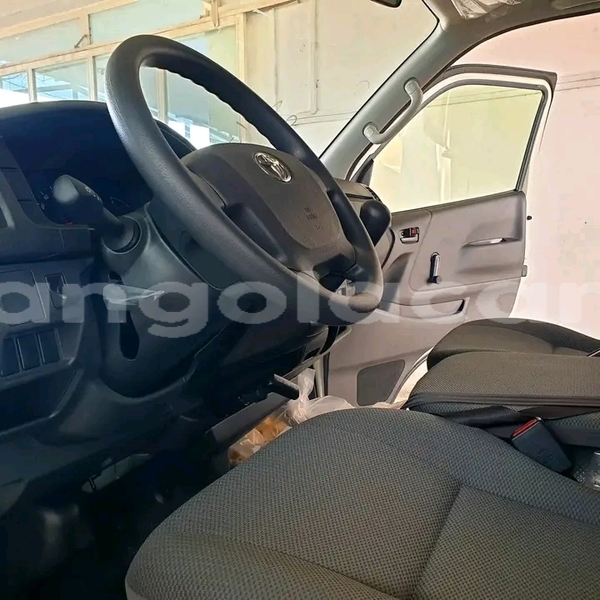 Big with watermark toyota hiace luanda province luanda 39942