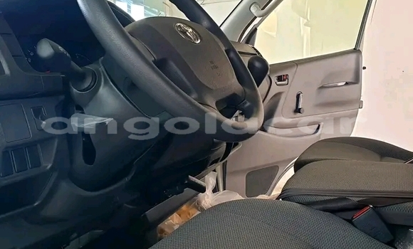 Buy Used Toyota Hiace White Car in Luanda in Luanda Province Buy Used Toyota Hiace White Car in Luanda in Luanda Province