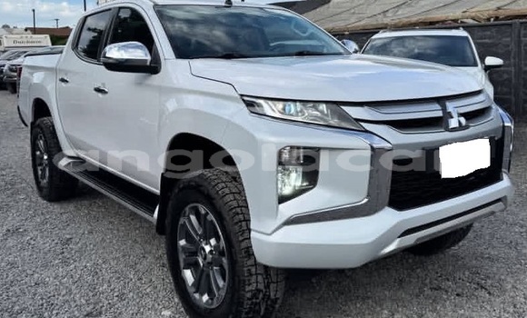 Comprar Usado Mitsubishi L200 Branco Carro em Luanda em Luanda Province