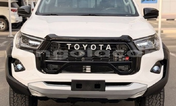 Buy Used Toyota Hilux White Car in Luanda in Luanda Province
