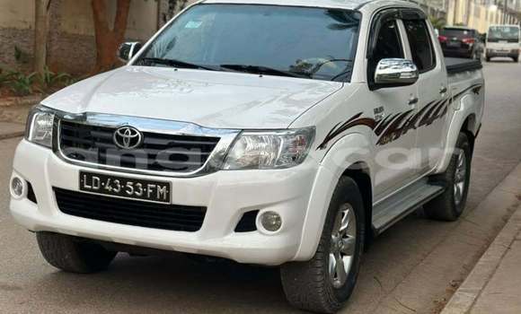 Comprar Usado Toyota Hilux Branco Carro em Luanda em Luanda Province