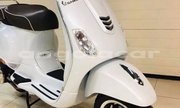 Buy New Vespa 50 White Bike in Caxito in Bengo Buy New Vespa 50 White Bike in Caxito in Bengo