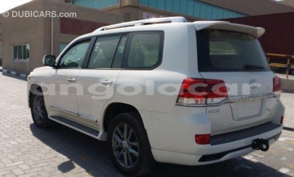 Acheter Import Voiture Toyota Land Cruiser Blanc à Import - Dubai, Province de Bengo Acheter Import Voiture Toyota Land Cruiser Blanc à Import - Dubai, Province de Bengo