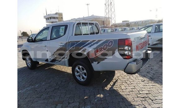 Comprar Importar Mitsubishi L200 Branco Carro em Import - Dubai em Bengo Province Comprar Importar Mitsubishi L200 Branco Carro em Import - Dubai em Bengo Province