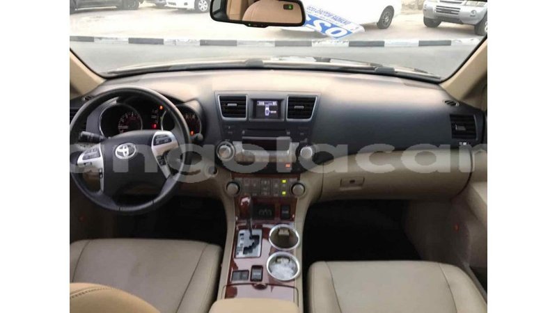 Big with watermark toyota highlander bengo province import dubai 3319