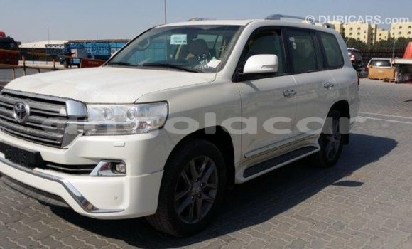 Acheter Import Voiture Toyota Land Cruiser Blanc à Import - Dubai, Province de Bengo Acheter Import Voiture Toyota Land Cruiser Blanc à Import - Dubai, Province de Bengo