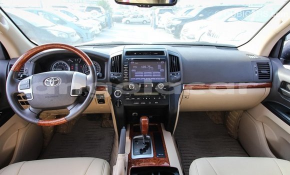 Comprar Importar Toyota Land Cruiser Branco Carro em Import - Dubai em Bengo Province Comprar Importar Toyota Land Cruiser Branco Carro em Import - Dubai em Bengo Province