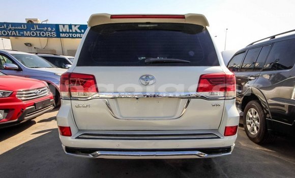 Comprar Importar Toyota Land Cruiser Branco Carro em Import - Dubai em Bengo Province Comprar Importar Toyota Land Cruiser Branco Carro em Import - Dubai em Bengo Province