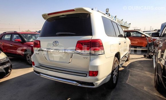 Comprar Importar Toyota Land Cruiser Branco Carro em Import - Dubai em Bengo Province Comprar Importar Toyota Land Cruiser Branco Carro em Import - Dubai em Bengo Province