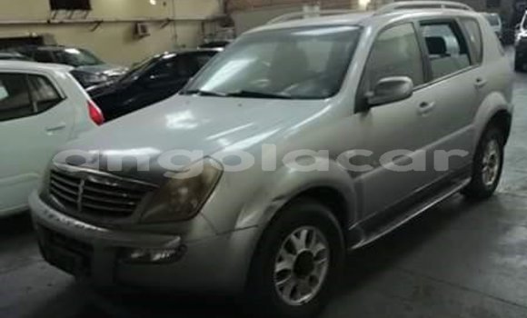 Comprar Usado SsangYong Rexton Prata Carro em Luanda em Luanda Province
