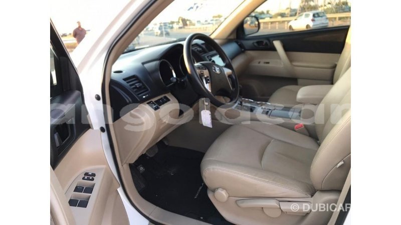 Big with watermark toyota highlander bengo province import dubai 4820