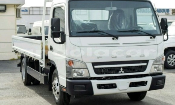 Acheter Neuf Voiture Mitsubishi Carisma Blanc à Luanda, Province de Luanda Acheter Neuf Voiture Mitsubishi Carisma Blanc à Luanda, Province de Luanda