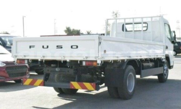 Buy New Mitsubishi Carisma White Car in Luanda in Luanda Province Buy New Mitsubishi Carisma White Car in Luanda in Luanda Province