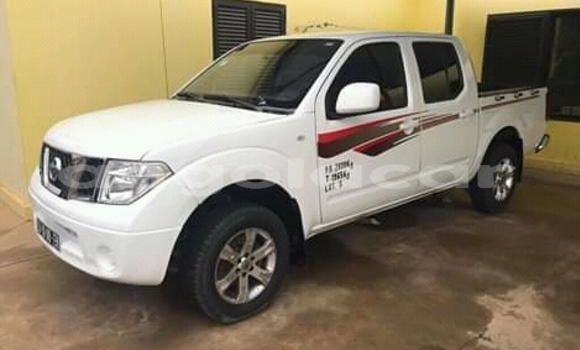 Buy Used Nissan Navara White Car in Luanda in Luanda Province Buy Used Nissan Navara White Car in Luanda in Luanda Province