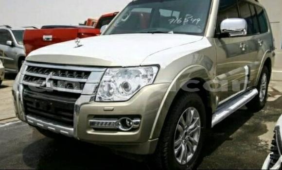 Acheter Occasion Voiture Mitsubishi Pajero Beige à Luanda, Province de Luanda
