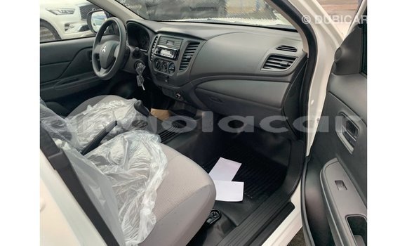Comprar Importar Mitsubishi L200 Branco Carro em Import - Dubai em Bengo Province Comprar Importar Mitsubishi L200 Branco Carro em Import - Dubai em Bengo Province
