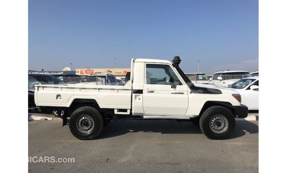 Comprar Importar Toyota Land Cruiser Branco Carro em Import - Dubai em Bengo Province Comprar Importar Toyota Land Cruiser Branco Carro em Import - Dubai em Bengo Province