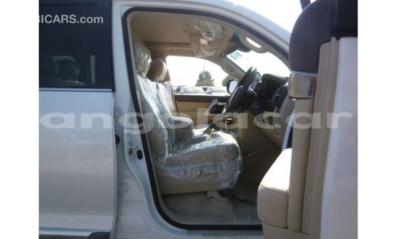 Comprar Importar Toyota Land Cruiser Branco Carro em Import - Dubai em Bengo Province Comprar Importar Toyota Land Cruiser Branco Carro em Import - Dubai em Bengo Province
