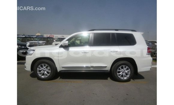 Comprar Importar Toyota Land Cruiser Branco Carro em Import - Dubai em Bengo Province Comprar Importar Toyota Land Cruiser Branco Carro em Import - Dubai em Bengo Province