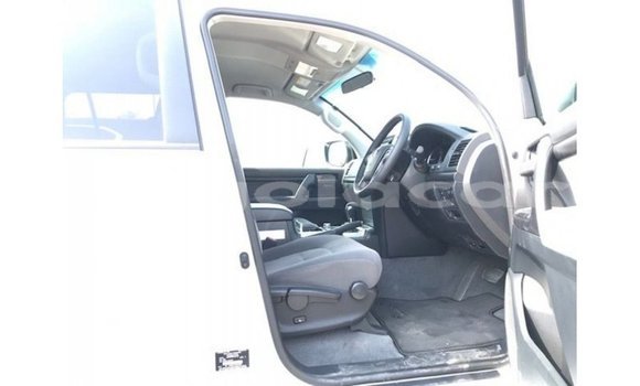 Acheter Import Voiture Toyota Land Cruiser Blanc à Import - Dubai, Province de Bengo Acheter Import Voiture Toyota Land Cruiser Blanc à Import - Dubai, Province de Bengo