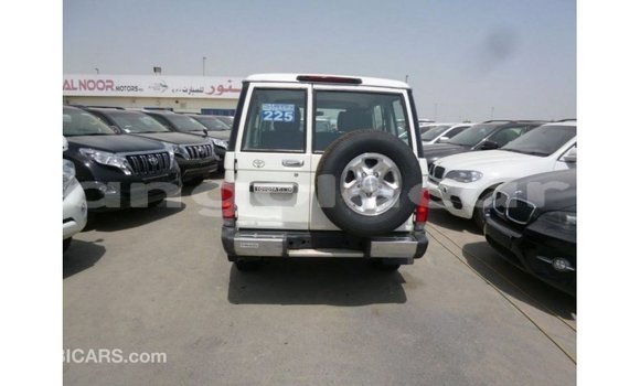 Comprar Importar Toyota Land Cruiser Branco Carro em Import - Dubai em Bengo Province Comprar Importar Toyota Land Cruiser Branco Carro em Import - Dubai em Bengo Province