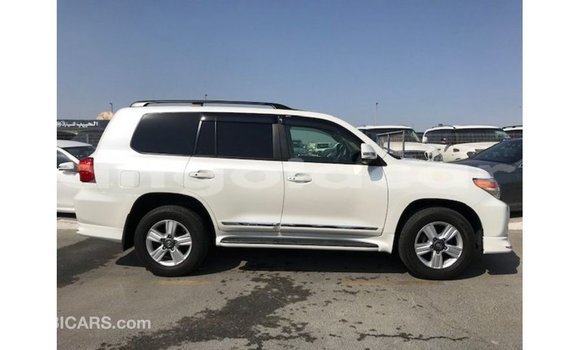 Acheter Import Voiture Toyota Land Cruiser Blanc à Import - Dubai, Province de Bengo Acheter Import Voiture Toyota Land Cruiser Blanc à Import - Dubai, Province de Bengo