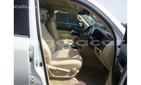 Acheter Import Voiture Toyota Land Cruiser Blanc à Import - Dubai, Province de Bengo Acheter Import Voiture Toyota Land Cruiser Blanc à Import - Dubai, Province de Bengo