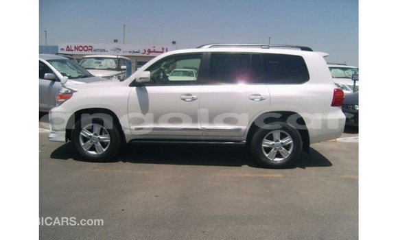 Comprar Importar Toyota Land Cruiser Branco Carro em Import - Dubai em Bengo Province Comprar Importar Toyota Land Cruiser Branco Carro em Import - Dubai em Bengo Province
