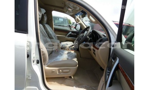 Comprar Importar Toyota Land Cruiser Branco Carro em Import - Dubai em Bengo Province Comprar Importar Toyota Land Cruiser Branco Carro em Import - Dubai em Bengo Province