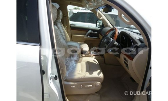 Acheter Import Voiture Toyota Land Cruiser Blanc à Import - Dubai, Province de Bengo Acheter Import Voiture Toyota Land Cruiser Blanc à Import - Dubai, Province de Bengo