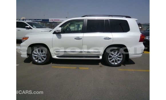 Acheter Import Voiture Toyota Land Cruiser Blanc à Import - Dubai, Province de Bengo Acheter Import Voiture Toyota Land Cruiser Blanc à Import - Dubai, Province de Bengo