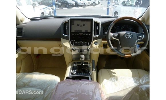 Acheter Import Voiture Toyota Land Cruiser Blanc à Import - Dubai, Province de Bengo Acheter Import Voiture Toyota Land Cruiser Blanc à Import - Dubai, Province de Bengo