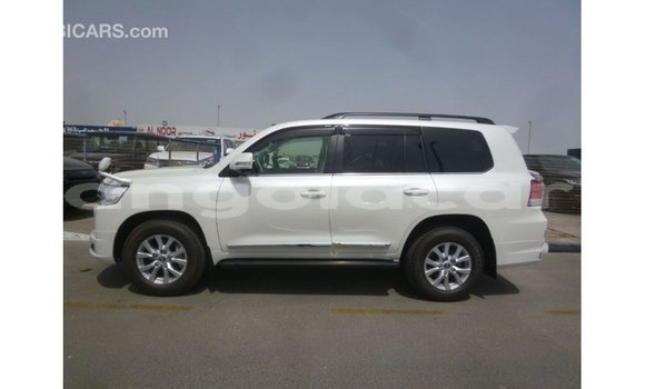 Comprar Importar Toyota Land Cruiser Branco Carro em Import - Dubai em Bengo Province Comprar Importar Toyota Land Cruiser Branco Carro em Import - Dubai em Bengo Province