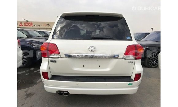 Comprar Importar Toyota Land Cruiser Branco Carro em Import - Dubai em Bengo Province Comprar Importar Toyota Land Cruiser Branco Carro em Import - Dubai em Bengo Province
