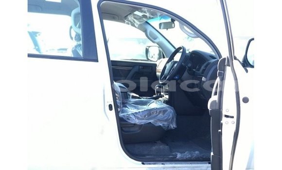 Acheter Import Voiture Toyota Land Cruiser Blanc à Import - Dubai, Province de Bengo Acheter Import Voiture Toyota Land Cruiser Blanc à Import - Dubai, Province de Bengo