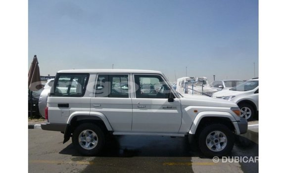 Comprar Importar Toyota Land Cruiser Branco Carro em Import - Dubai em Bengo Province Comprar Importar Toyota Land Cruiser Branco Carro em Import - Dubai em Bengo Province