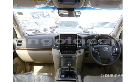 Acheter Import Voiture Toyota Land Cruiser Blanc à Import - Dubai, Province de Bengo Acheter Import Voiture Toyota Land Cruiser Blanc à Import - Dubai, Province de Bengo