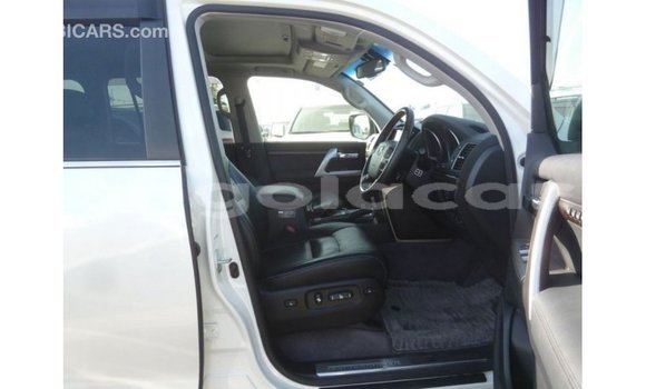 Comprar Importar Toyota Land Cruiser Branco Carro em Import - Dubai em Bengo Province Comprar Importar Toyota Land Cruiser Branco Carro em Import - Dubai em Bengo Province