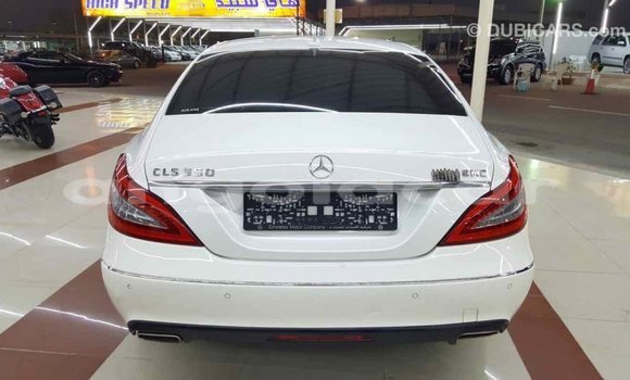 Comprar Importar Mercedes-Benz 190 (W201) Branco Carro em Import - Dubai em Bengo Province Comprar Importar Mercedes-Benz 190 (W201) Branco Carro em Import - Dubai em Bengo Province