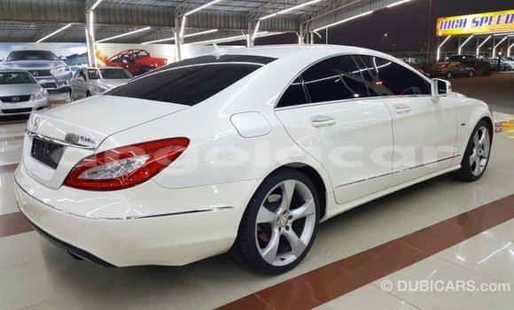 Comprar Importar Mercedes-Benz 190 (W201) Branco Carro em Import - Dubai em Bengo Province Comprar Importar Mercedes-Benz 190 (W201) Branco Carro em Import - Dubai em Bengo Province