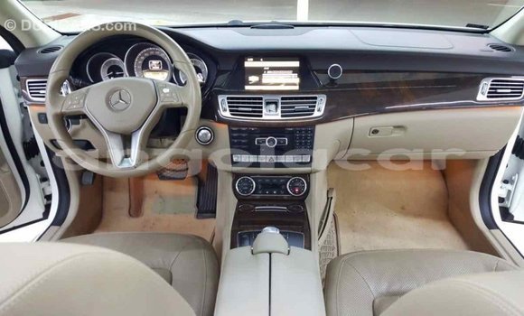 Comprar Importar Mercedes-Benz 190 (W201) Branco Carro em Import - Dubai em Bengo Province Comprar Importar Mercedes-Benz 190 (W201) Branco Carro em Import - Dubai em Bengo Province
