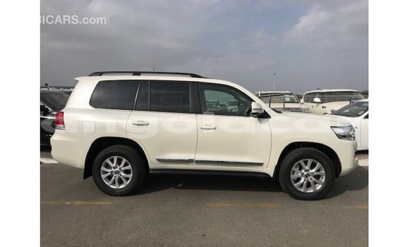 Comprar Importar Toyota Land Cruiser Branco Carro em Import - Dubai em Bengo Province Comprar Importar Toyota Land Cruiser Branco Carro em Import - Dubai em Bengo Province